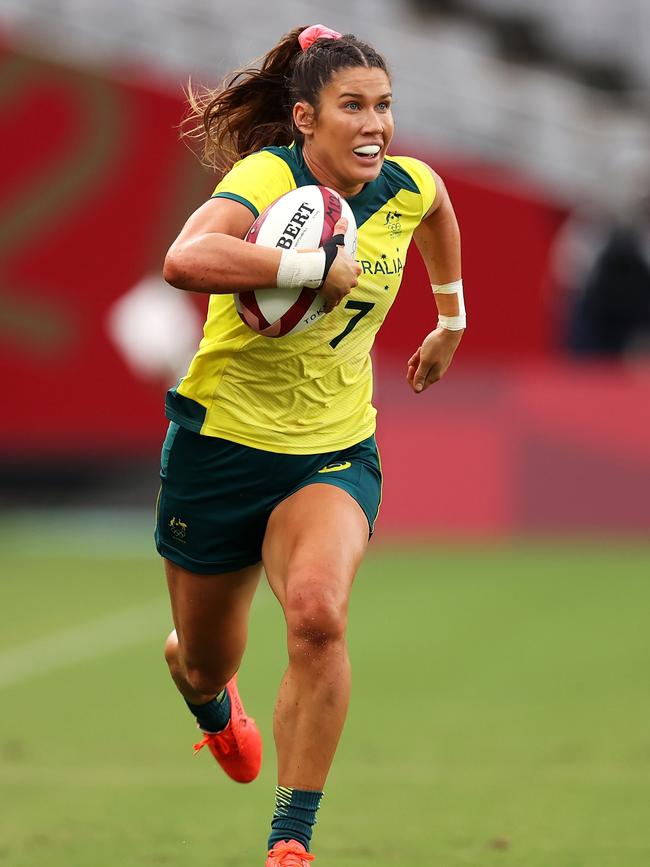 Charlotte Caslick of Team Australia breaks away to score a try in the match between Team Australia and Team China during the Rugby Sevens on day six of the Tokyo 2020 Olympic Games at Tokyo Stadium on July 29, 2021 in Chofu, Tokyo, Japan. (Photo by Dan Mullan/Getty Images)