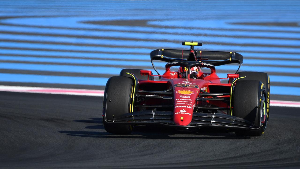 Ferrari's Spanish driver Carlos Sainz Jr steers his car during the second free practice session ahead of the French Formula One Grand Prix at the Circuit Paul Ricard in Le Castellet, southern France, on July 22, 2022. (Photo by Sylvain THOMAS / AFP)