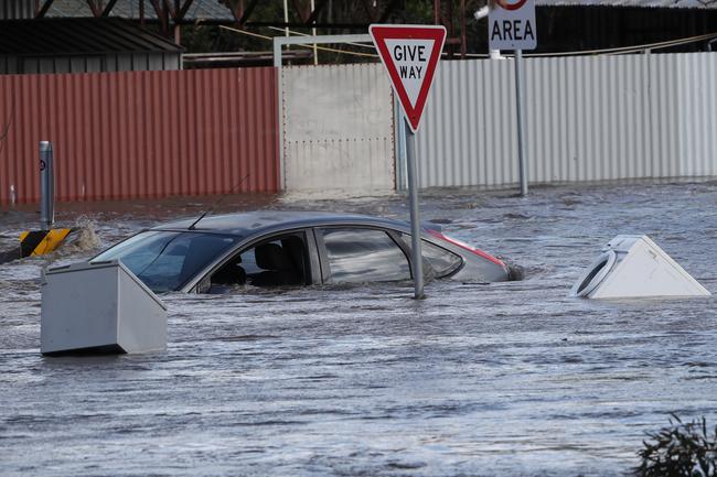 Victoria floods in pictures: Maribyrnong, Seymour, Rochester under ...