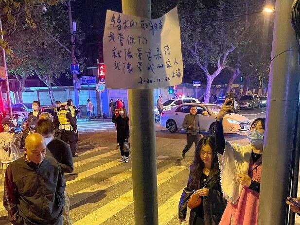 A sign with the message: “Urumqi friends, I love you like I love this street, like I love my family members signed 2022-11-26 Shanghai”.