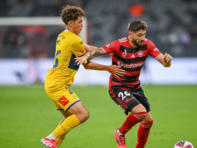 Haine Eames (L) of the Mariners and Brandon Borrello (R) of the Wanderers. Photo: Getty Images.