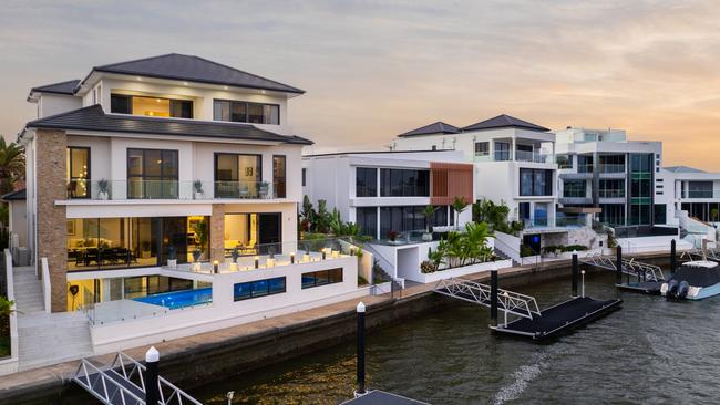 44 Knightsbridge Parade West, Sovereign Islands.