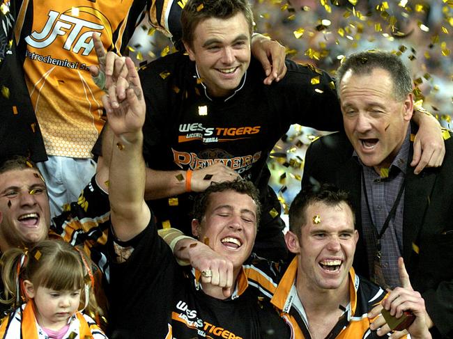 Tim Sheens (R) celebrates with the winning Wests Tigers after the 2005 grand final.