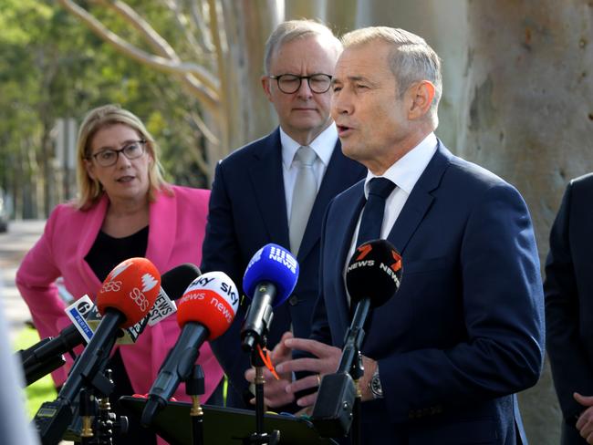 PERTH, AUSTRALIA - NewsWire Photos  MAY 8  2024: Australian Prime Minister Anthony Albanese meets with Western Australia Premier Roger Cook and ministers at Kings Park Lookout in Perth Picture: NCA NewsWire / Sharon Smith