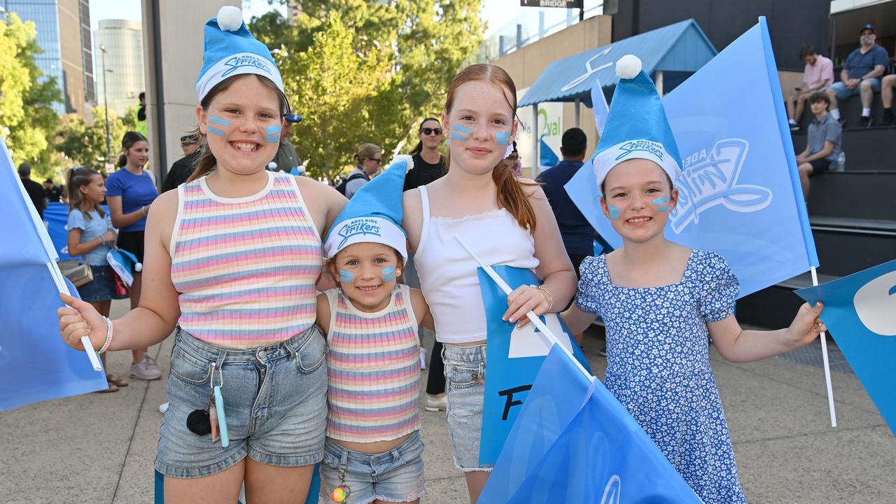 20/12/24. Gallery Big Bash - Adelaide Strikers v Melbourne Stars at Adelaide Oval. Picture: Keryn Stevens