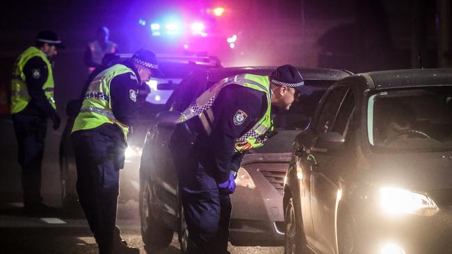 Police stop and question drivers at a checkpoint in Albury. Picture: Getty Images.