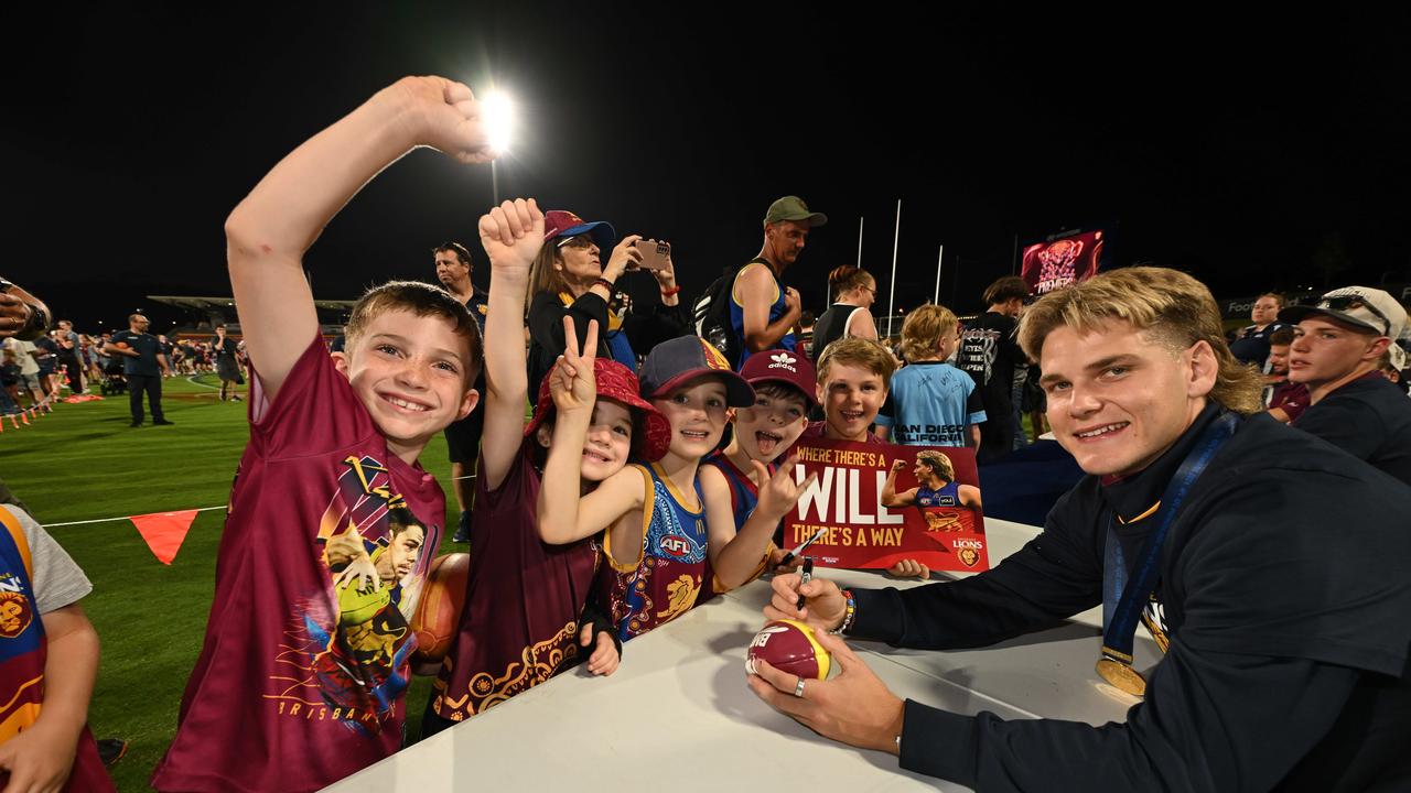 29/9/2024: Over 6000 Brisbane Lions fans greet their heroes after winning the AFL Grand Final yesterday, Springfield, Brisbane.