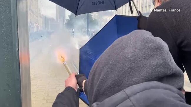 Police clash with pension protesters in Nantes