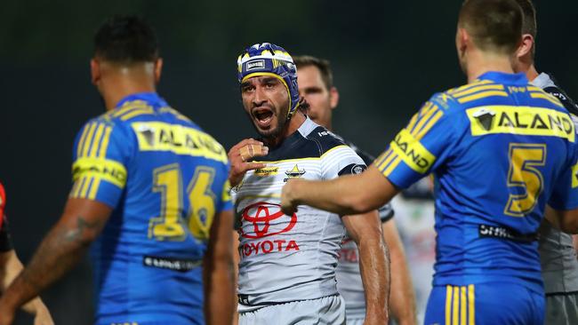 Johnathan Thurston of the Cowboys shouts at Kenny Edwards.