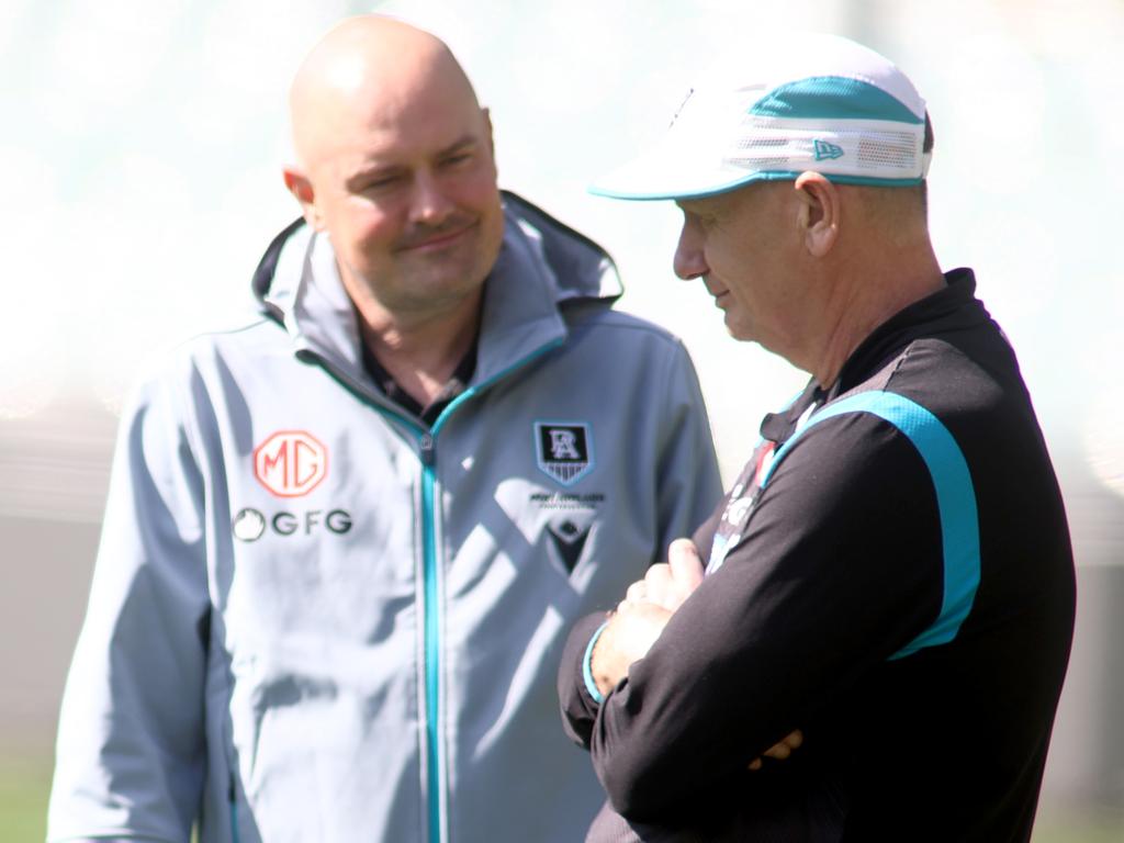 Chris Davies chats with Ken Hinkley. Picture: NCA NewsWire/Kelly Barnes