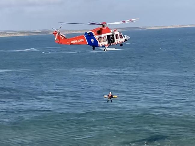 08/01/2022 A 14-year-old boy is rescued by helicopter after being stuck on a cliff in Barwon Heads . The teenager fell when a cliff face collapsed near Bluff Road at the Barwon Heads Lookout. picture :  Grant McArthur