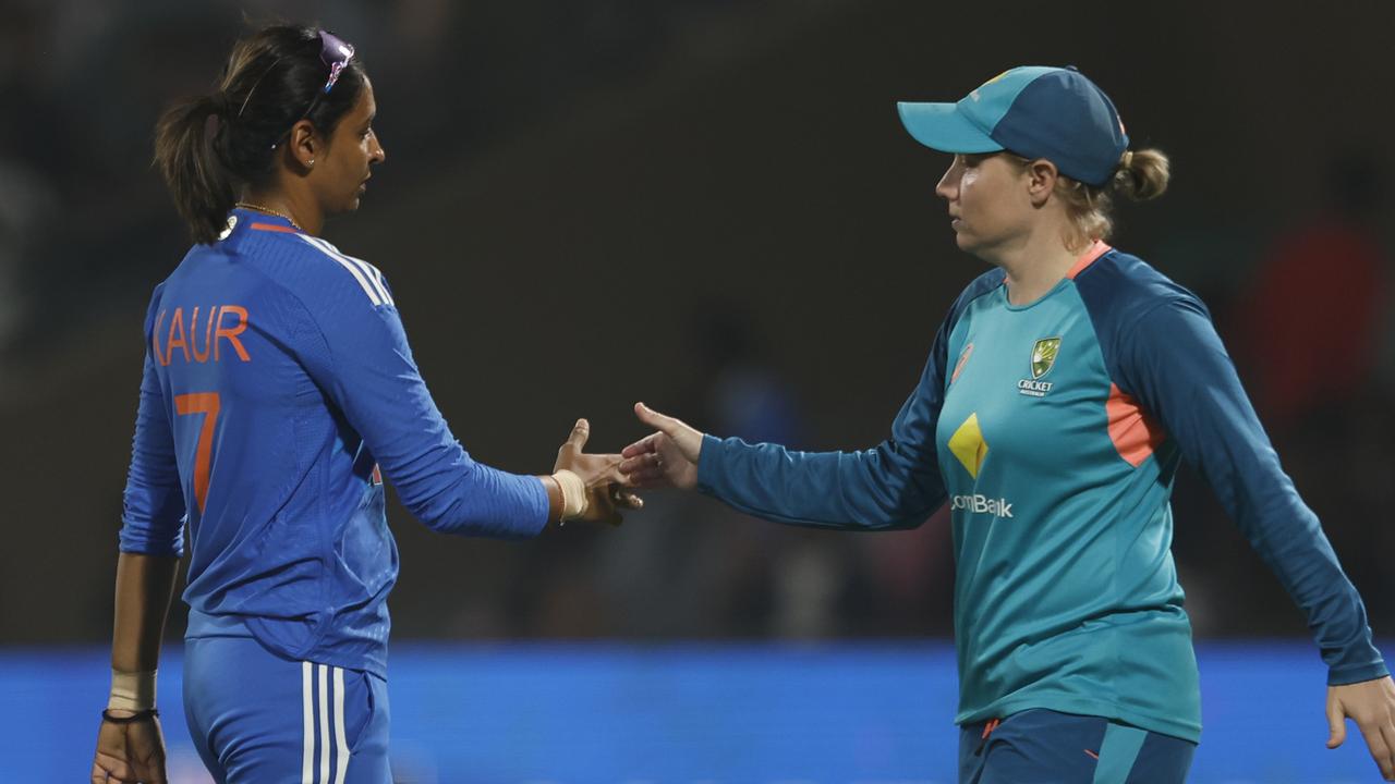 Harmanpreet Kaur and Alyssa Healy with one of the more awkward handshakes. (Photo by Pankaj Nangia/Getty Images)