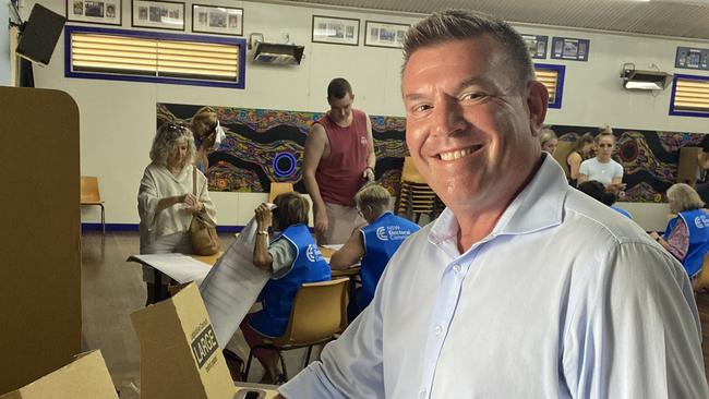 Dubbo member Dugald Saunders casting his vote.