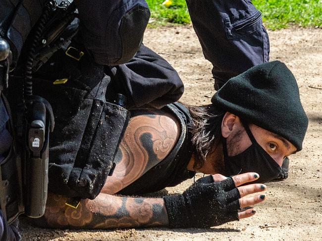 MELBOURNE, AUSTRALIA - NewsWire Photos - OCTOBER 02, 2021: Police seen tackling protestors at anti vax, and anti lockdown protest in Melbourne. Picture: NCA NewsWire/Sarah Matray