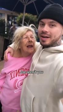 Aussie surprises the homeless in wholesome video