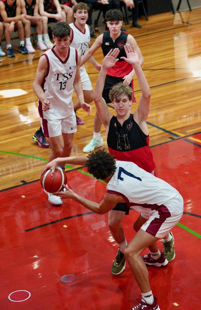 GPS Basketball action: Corey Laffan defending Jaylen Pitman. Picture courtesy of Heidi Brinsmead.