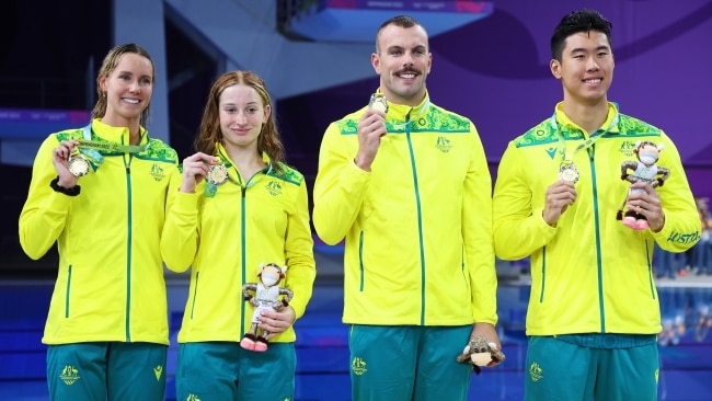 (L-R) Gold medalists, Emma McKeon, Mollie O'Callaghan, Kyle Chalmers and William Zu Yang with their gold medals from the Mixed 4x100 Freestyle Relay Final. Picture: Al Bello/Getty Images