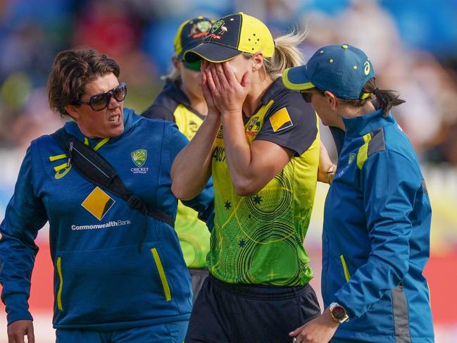 Ellyse Perry of Australia reacts as she leaves the field injured during the Women's T20 World Cup cricket match between Australia and New Zealand at Junction Oval in Melbourne, Monday, March 2, 2020. (AAP Image/Scott Barbour) NO ARCHIVING, EDITORIAL USE ONLY, IMAGES TO BE USED FOR NEWS REPORTING PURPOSES ONLY, NO COMMERCIAL USE WHATSOEVER, NO USE IN BOOKS WITHOUT PRIOR WRITTEN CONSENT FROM AAP