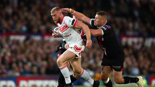 MANCHESTER, ENGLAND - OCTOBER 12: Luke Thompson of St Helens breaks past Josh Jones and Jackson Hastings of Salford Red Devils during Betfred Super League Grand Final between St Helens and Salford Red Devils at Old Trafford on October 12, 2019 in Manchester, England. (Photo by Clive Brunskill/Getty Images)