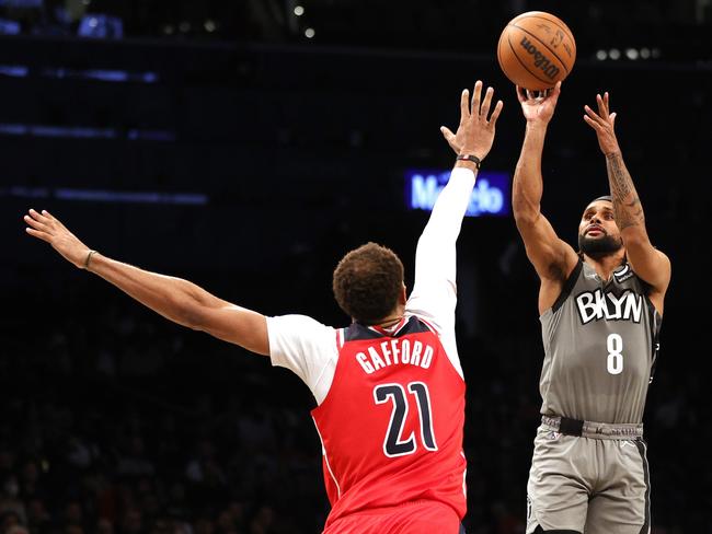 NEW YORK, NEW YORK - OCTOBER 25: Patty Mills #8 of the Brooklyn Nets shoots as Daniel Gafford #21 of the Washington Wizards defends during the second half at Barclays Center on October 25, 2021 in the Brooklyn borough of New York City. The Nets won 104-90. NOTE TO USER: User expressly acknowledges and agrees that, by downloading and or using this photograph, user is consenting to the terms and conditions of the Getty Images License Agreement.   Sarah Stier/Getty Images/AFP == FOR NEWSPAPERS, INTERNET, TELCOS & TELEVISION USE ONLY ==