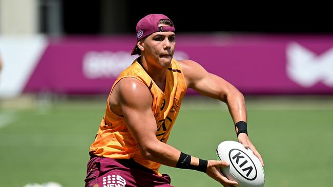 BRISBANE, AUSTRALIA – NOVEMBER 26: Reece Walsh passes the ball during a Brisbane Broncos NRL training session at the Clive Berghofer Centre on November 26, 2020 in Brisbane, Australia. (Photo by Bradley Kanaris/Getty Images)