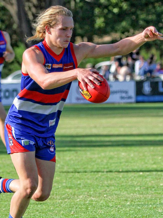 Brad Bernacki gets a kick away for Gisborne. Picture: Aaron Cook