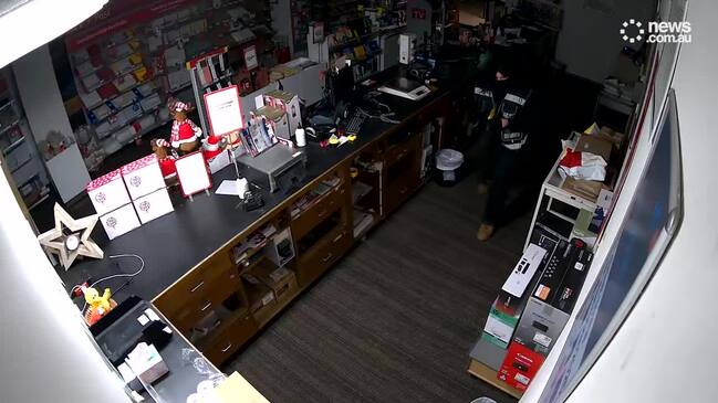 Brazen thief robs post office