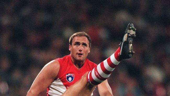 24/08/1998 PIRATE: Melbourne v Sydney Swans. MCG. Tony Lockett kicks for goal. He booted four go move to 102 for the season.