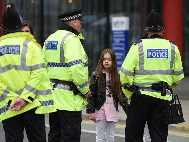 Police talk to people affected by the deadly terror attack at Manchester Arena in Manchester, northwest England on May 23, 2017. Twenty two people have been killed and dozens injured in Britain's deadliest terror attack in over a decade after a suspected suicide bomber targeted fans leaving a concert of US singer Ariana Grande in Manchester. / AFP PHOTO / Oli SCARFF