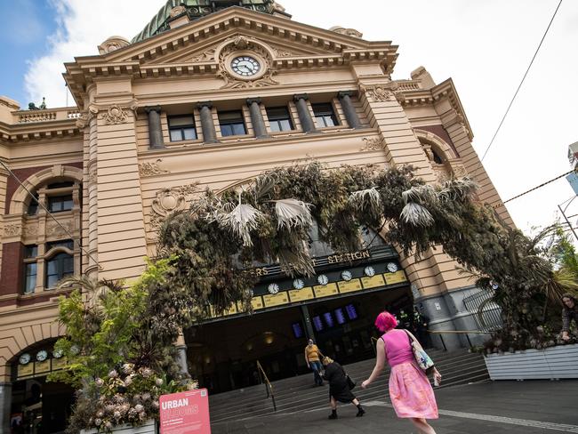 MELBOURNE, AUSTRALIA - NOVEMBER 24: People walk into Flinders Street Station on November 24, 2020 in Melbourne, Australia. Victoria has recorded no new coronavirus cases, and there are now zero active COVID-19 cases in the state after the final coronavirus patient was discharged from hospital. It is the first time there have been zero active cases in the state since 29 February.  (Photo by Darrian Traynor/Getty Images)