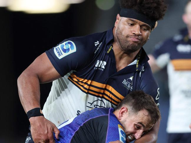 Harry Plummer of the Blues is tackled by Rob Valetini of the Brumbies during the semi final of the Super Rugby Pacific match between the Blues and Brumbies at Eden Park in Auckland on June 14, 2024. (Photo by MICHAEL BRADLEY / AFP)