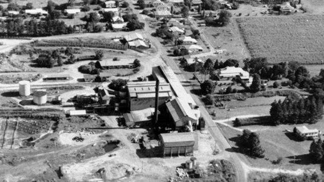 Rocky Point Sugar Mill during the 20th century. From the City Libraries Local Studies Collection.