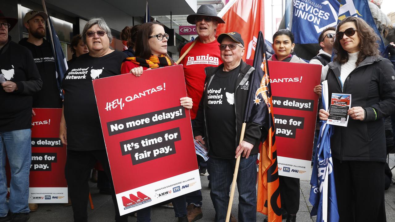 Unions protest Qantas AGM outside Hobart hotel