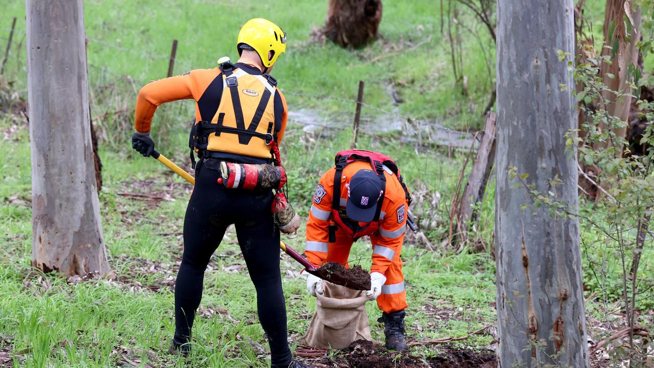 SES crews working on the dam. Picture: Kelly Barnes