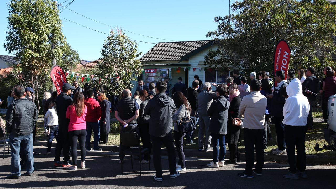 The auction attracted a big crowd.