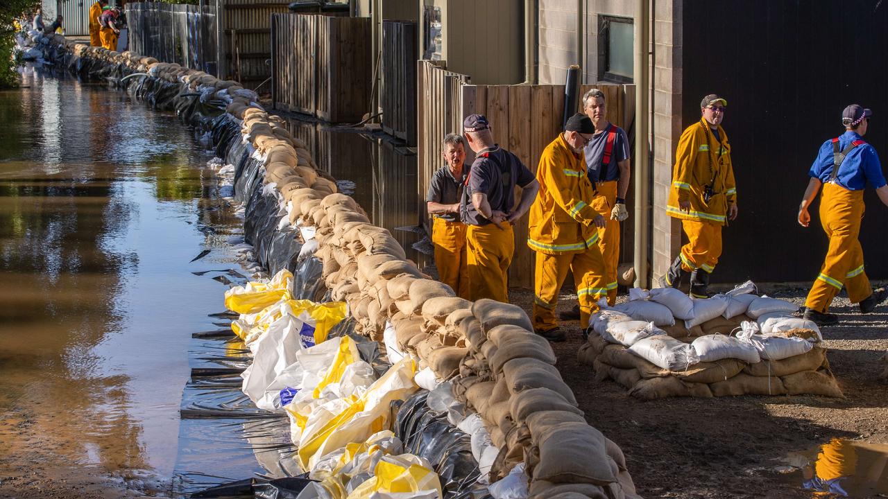 Victorian floods update: Echuca prepares for Murray River to