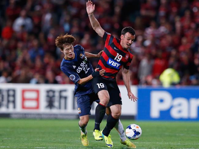 Mark Bridge and Koh Myongjin contest for the ball during the Asian Champions League semi final. (Getty Images)