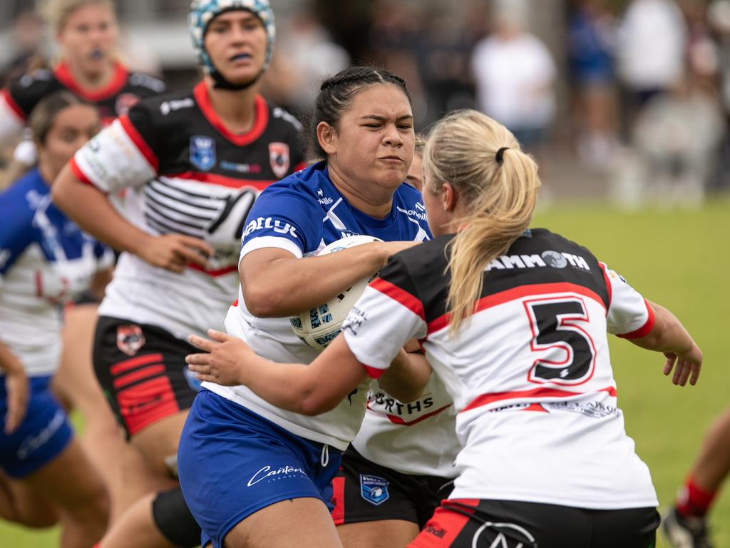 Lilly Wilson tackles Shaquaylah Mahakitau-Monschau Picture: Julian Andrews