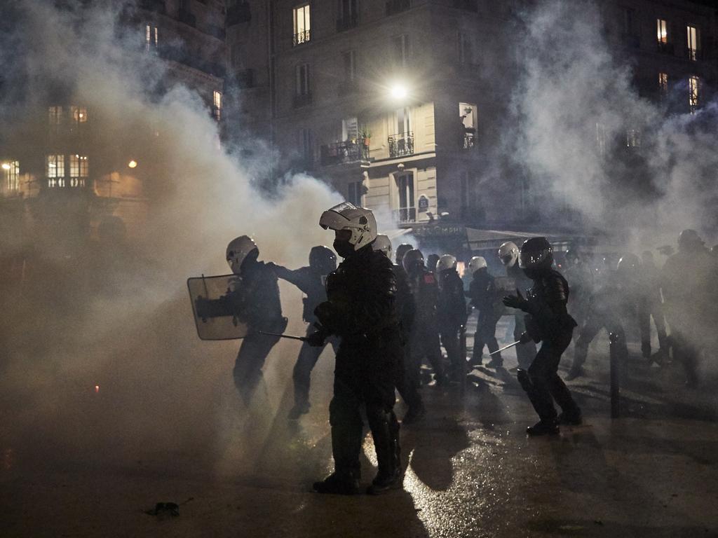 Paris transport strikes: Police fire tear gas at pension reform ...