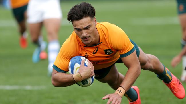 MENDOZA, ARGENTINA - AUGUST 06: Jordan Petaia of Australia scores a try during The Rugby Championship match between Argentina Pumas and Australian Wallabies at Estadio Malvinas Argentinas on August 06, 2022 in Mendoza, Argentina. (Photo by Daniel Jayo/Getty Images)