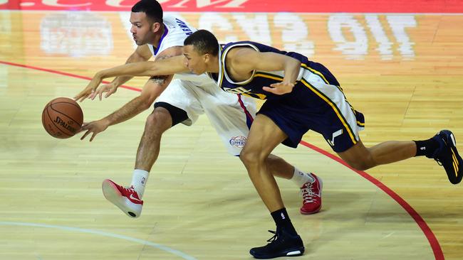 Jordan Farmer of the Los Angeles Clippers (L) vies for the ball with Dante Exum of the Utah Jazz (R) during their NBA game at Staples Center in Los Angeles, California on November 3, 2014 where the Clippers defeated the Jazz 107-101.AFP PHOTO/Frederic J. BROWN