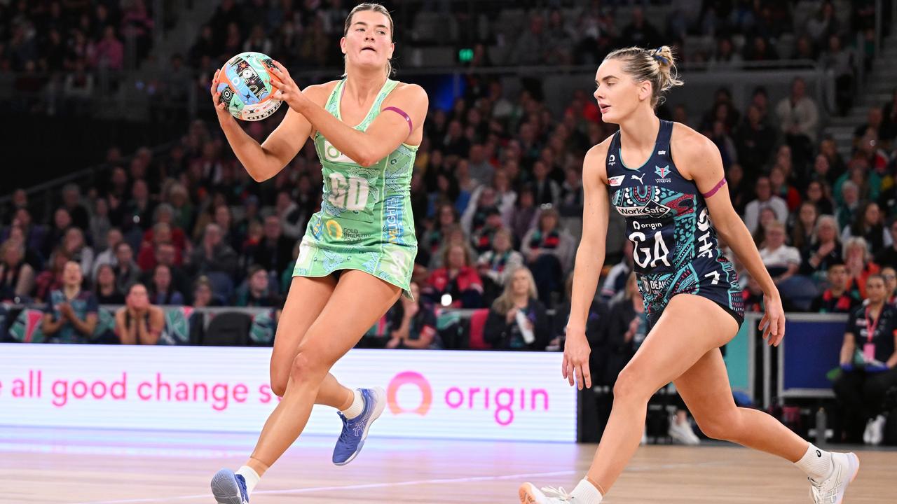 Fran Williams in action against the Vixens, who beat the Fever by a single goal to progress to last year’s Super Netball grand final. Photo: Getty Images