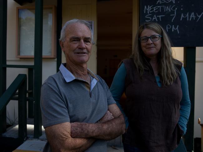 Residents cut off by bushfires welcome Labor lifeline