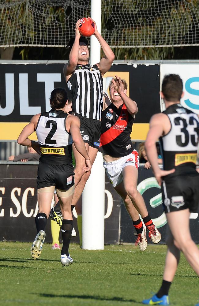 Mason Shaw takes a strong grab. Photo: Dave Cronin.