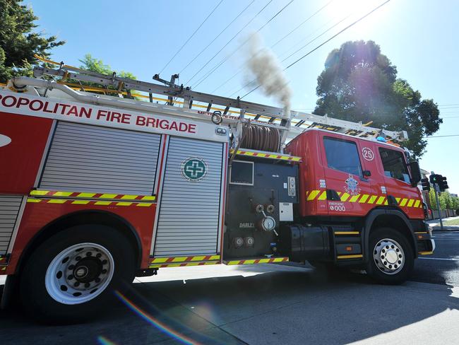N41wg250 Members of the Oakleigh MFB team in action during a fire call incident at Paradiso Coffee on Clayton Road adjacent to Clayton train station. Fire truck leaves the station