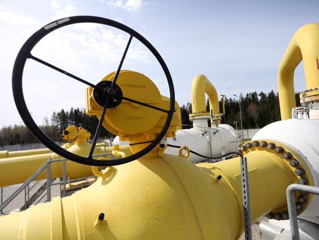 A pressure gauge of the Gas Interconnection PolandâLithuania (GIPL) gas pipeline construction is pictured in Jauniunai, Lithuania, on May 5, 2022, on the day of the pipeline's official launch. - The 508 km long pipeline between Poland and Lithuania started its commercial operation on May 1, 2022. The natural gas can flow both directions. The pipeline will run from Jauniunai natural gas compression station (GCS) in eastern Lithuania to the Holowczyce GCS station in eastern Poland. (Photo by PETRAS MALUKAS / AFP)