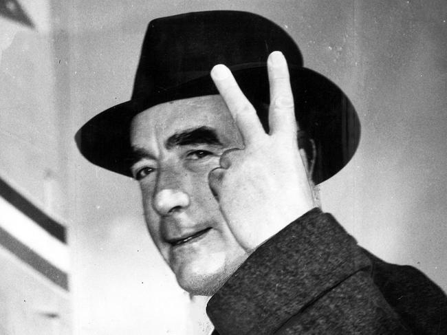 Former PM Robertr Menzies in 1951, demonstratomg his confidence in the election result with a V for Victory sign.