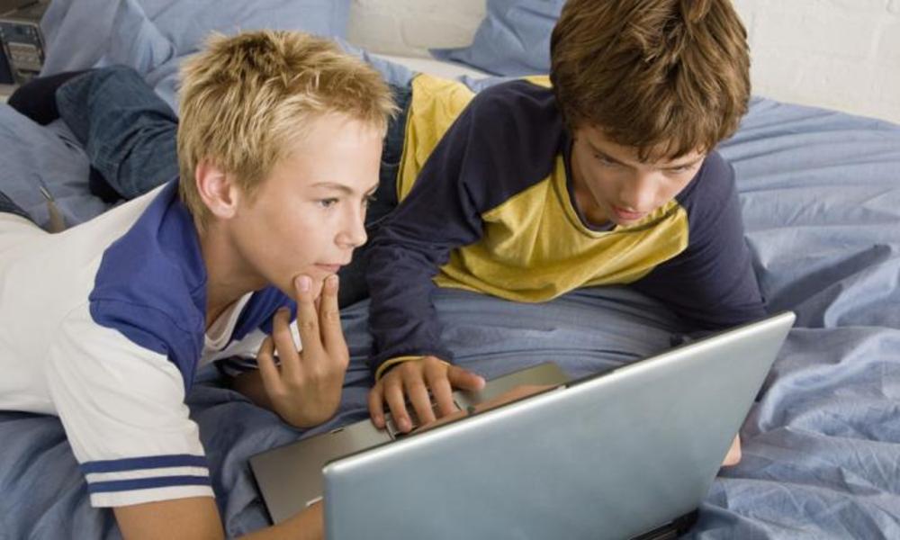 Boys having. Молодые парни школьники. Несовершеннолетние занимаются. Школьники гомо. Подросток мальчик первый раз.