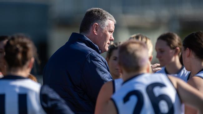 Caulfield coach Damien Keeping addressing his players. (VAFA)