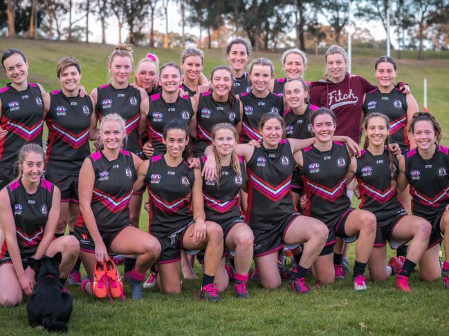 Macquarie Uni’s AFL Sydney Women’s Premier Division team helped raise $3000 for the breast Cancer Network Australia.